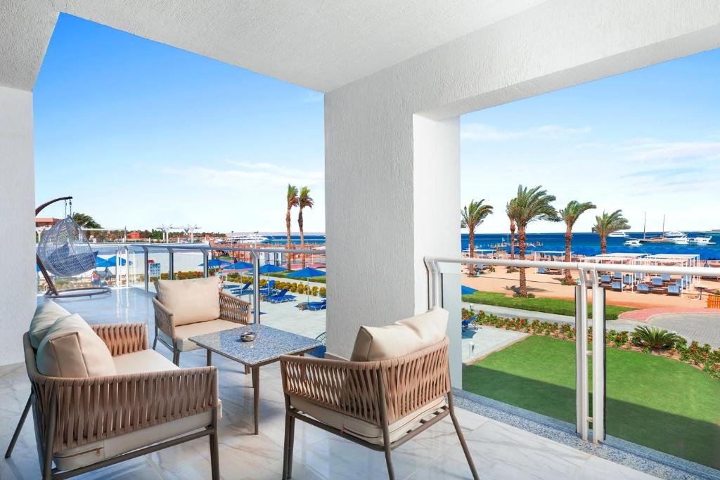 Triple room overlooking the swimming pool.