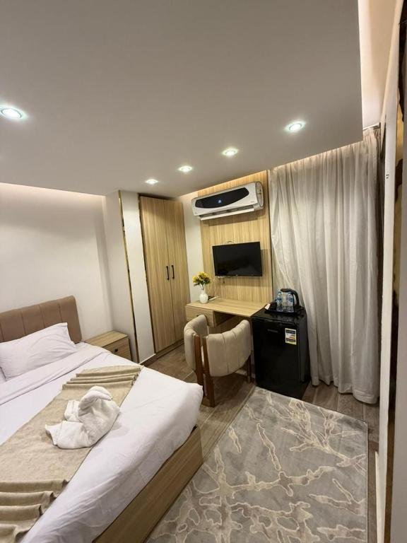 Golden Pyramids Crown Deluxe Twin Room