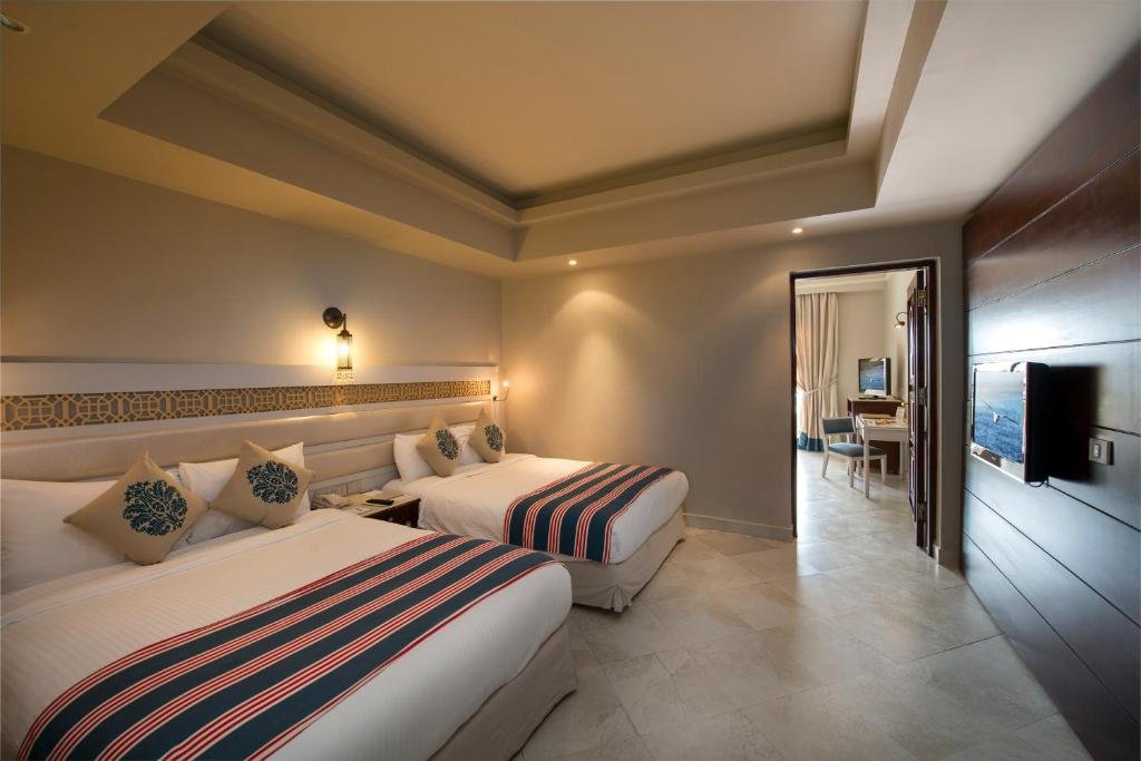 Sunrise Arabian Beach Resort - Family Suite 👤👤 - $222