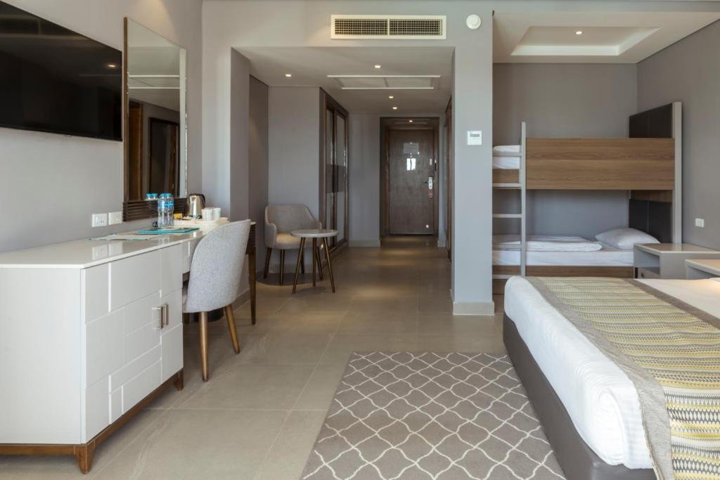 Sunrise Diamond Beach Resort - Family Room (Bunk Bed) Pool View 👤👤 - $215