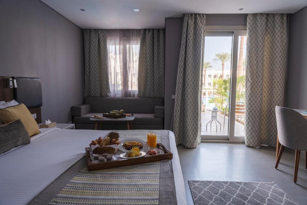 Sunrise Diamond Beach Resort - Deluxe Swim-Up Room 👤👤 - $226