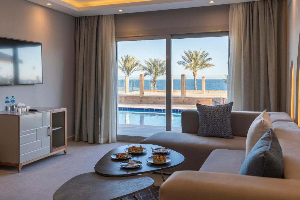 Sunrise Diamond Beach Resort - Junior Swim-Up Suite Sea View - Posh Club 👨‍👩‍👦 - $651