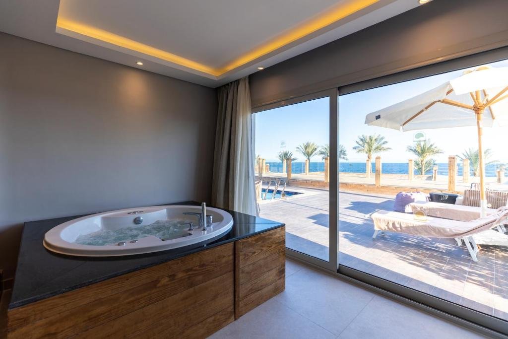 Sunrise Diamond Beach Resort - Executive Swim-Up Suite Sea View - Posh Club 👤👤 - $557