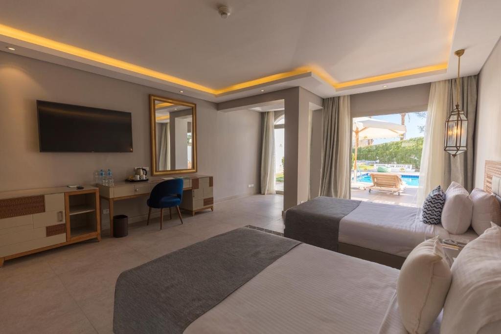Sunrise Diamond Beach Resort - Family Suite Pool View 👤👤 - $222