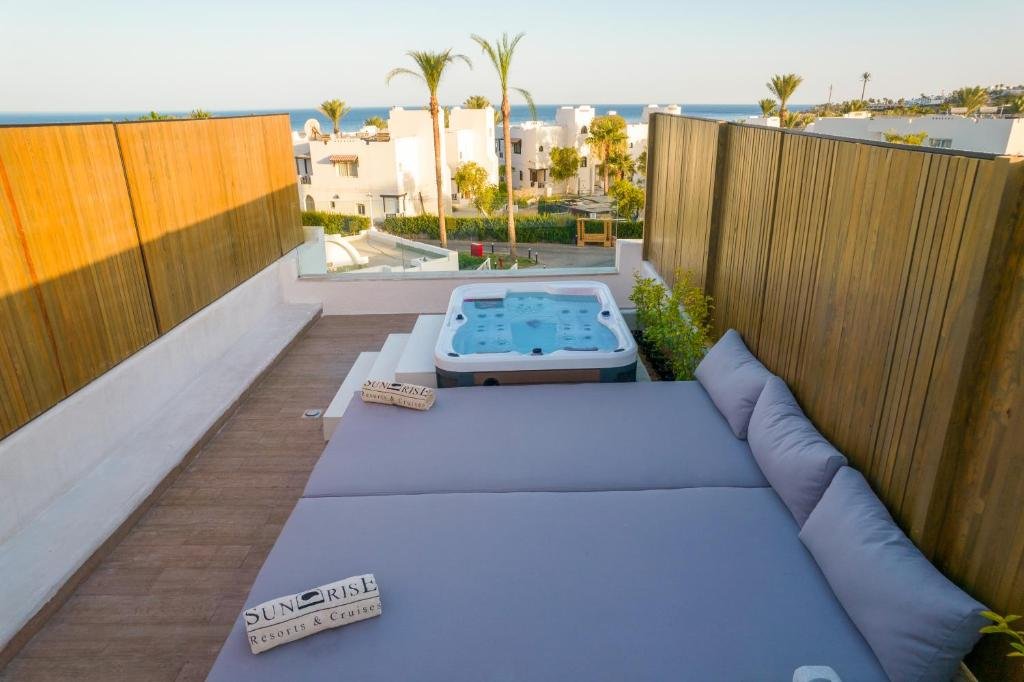 Sunrise Diamond Beach Resort - Jacuzzi Suite - Posh Club 👨‍👩‍👦 - $552