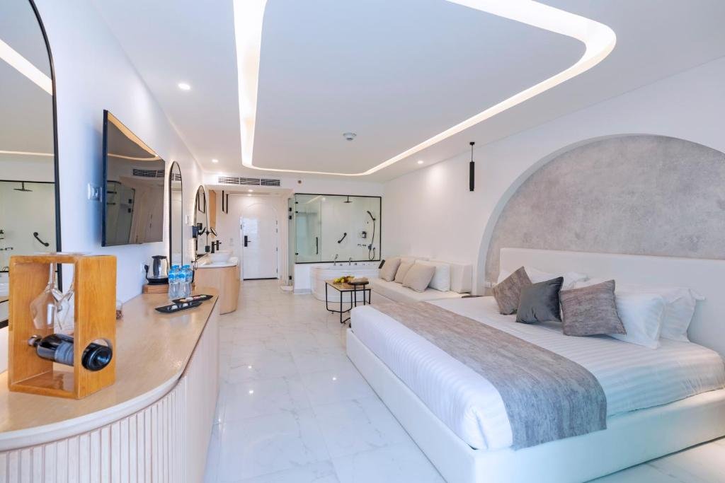 White Hills Resort - Deluxe Room 👨‍👩‍👦 - $457