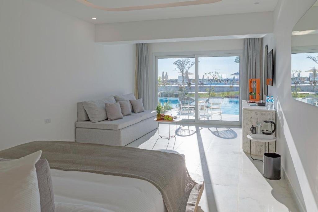 White Hills Resort - Junior Jacuzzi Suite - Posh Club 👨‍👩‍👦 - $822