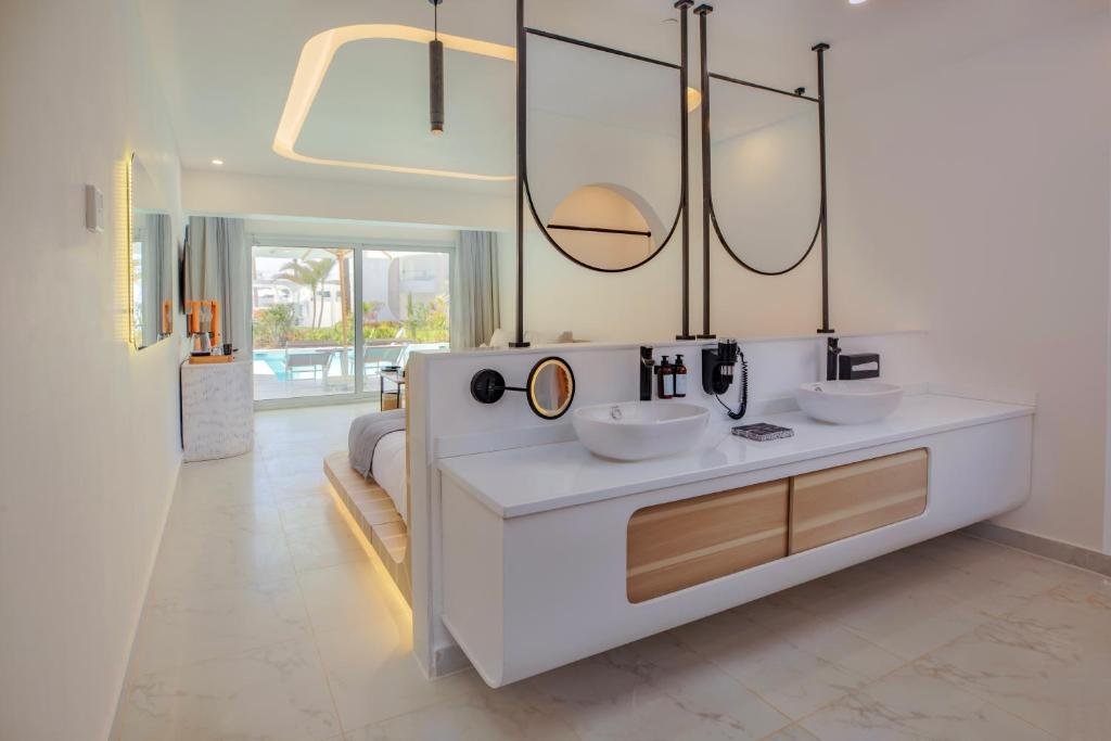 White Hills Resort - Deluxe Swim-Up Room 👤👤 - $365