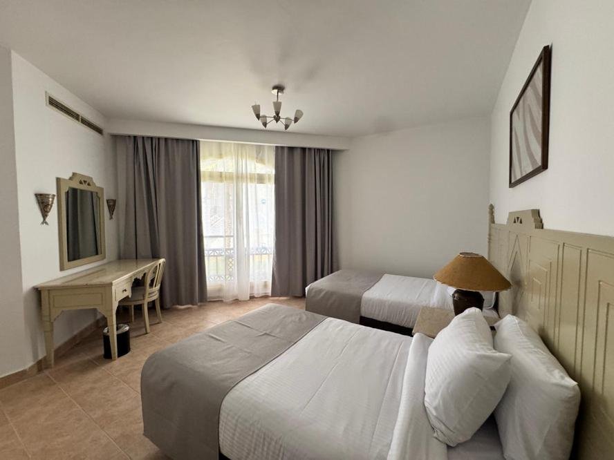 Amphoras Beach - Corner Suite Garden View 2 Adults 1 child